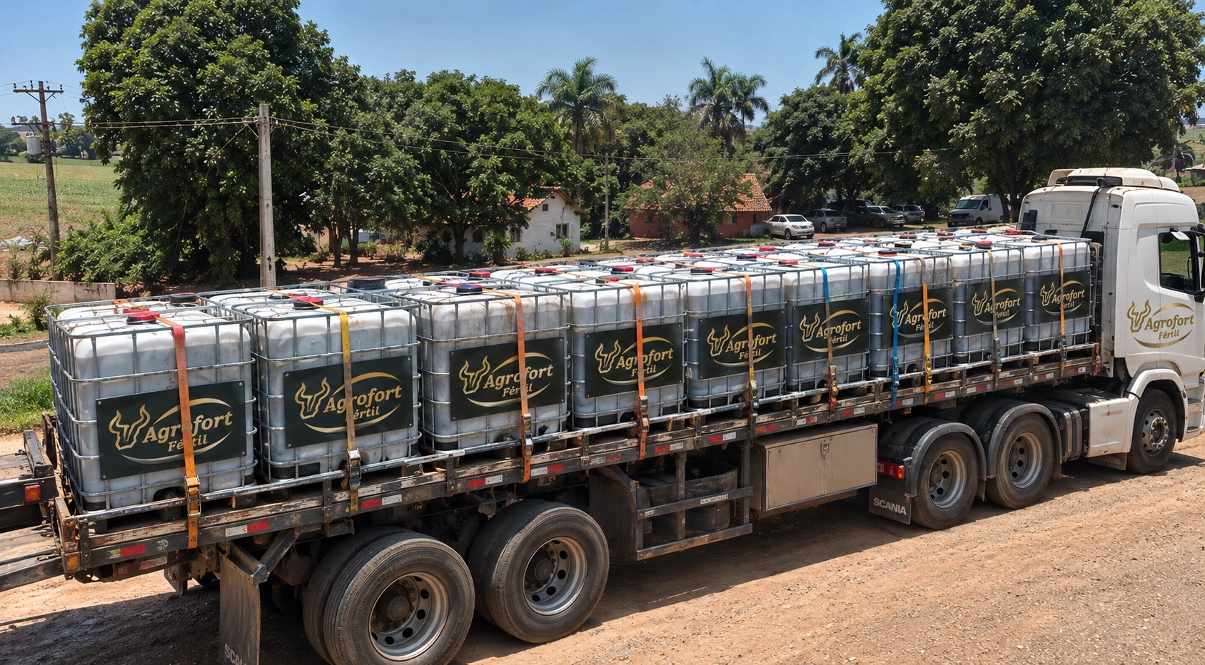 Caminhão Agrofort Fértil carregado com insumos líquidos
